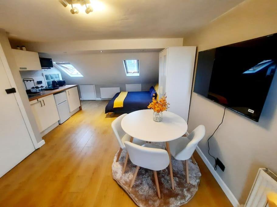 Alross Studio Flat / Private Bathroom Londyn Zewnętrze zdjęcie